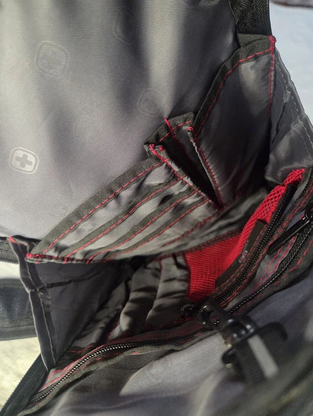 🆕️Swissgear Vertical Boarding/Travel Bag ~ Black & Gray